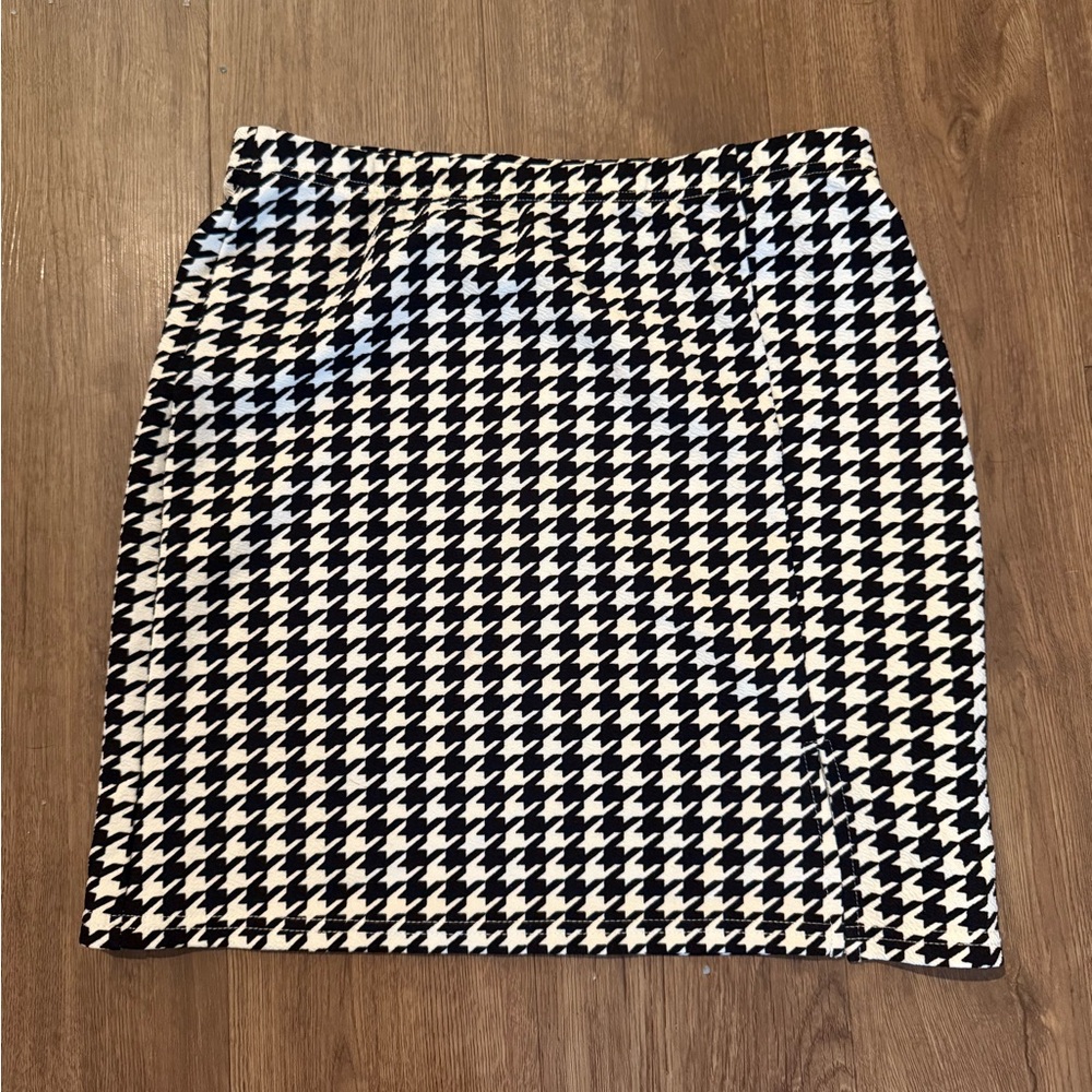 SHEIN Black and White Houndstooth Pattern Top
